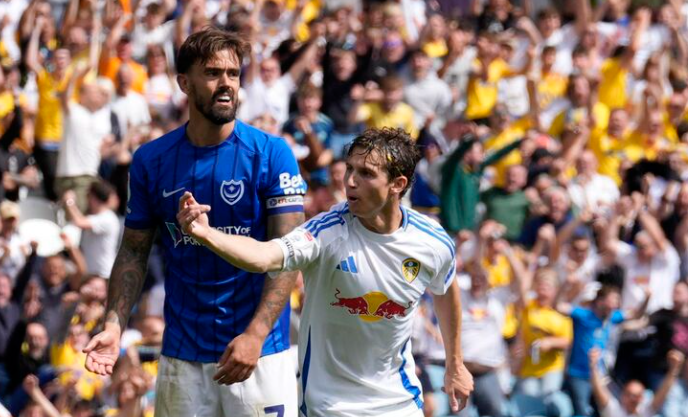 Aaronsons mål på stopptid räddade Leeds United, och öppningsmatchen blev en grym oavgjord match mot Portsmouth